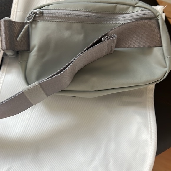 Lulu Lemon Everywhere Belt Bag - Picture 3 of 4